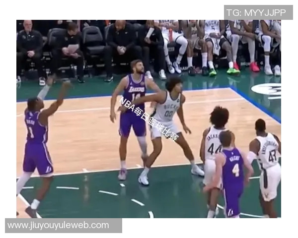 阿杜蒂耶罗在G联盟上演惊天隔扣防守球员被撞翻在地 阿杜蒂耶罗在G联盟上演惊天隔扣防守球员被撞翻在地