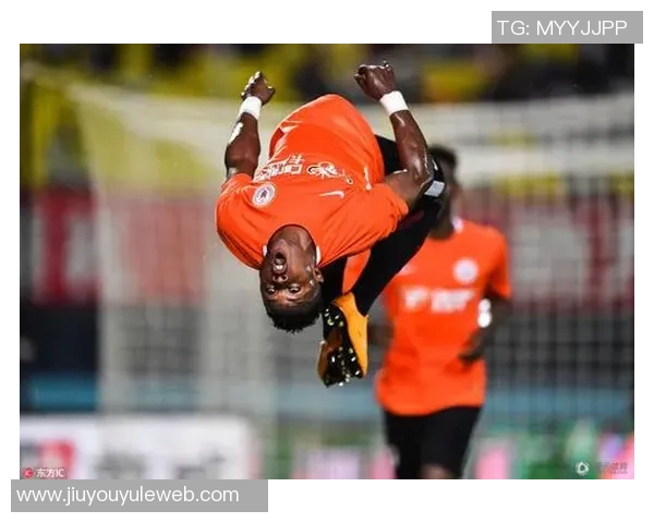 文班在挡拆后华丽转身空接背扣展现惊人弹跳与技巧